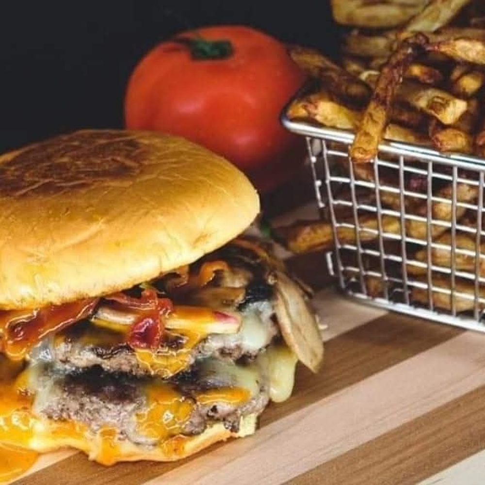 Burger de luxe · double boulette, bacon, fromage cheddar, tomate fraîche · Restaurant Les 2 Frères, Saint-Jean-sur-Richelieu
