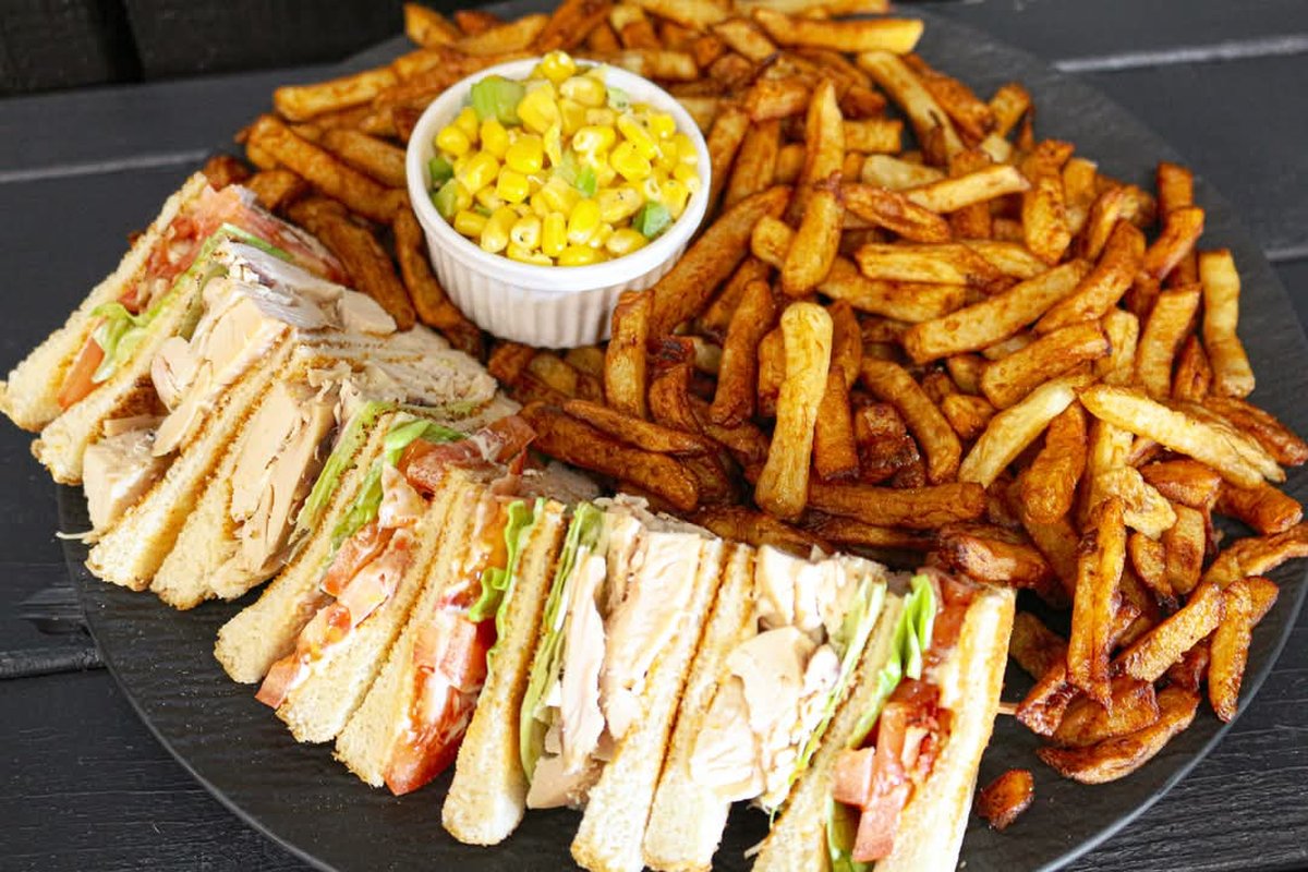 Club sandwich au poulet pour 2 · frites maison et maïs en grain · Restaurant Les 2 Frères, Saint-Jean-sur-Richelieu