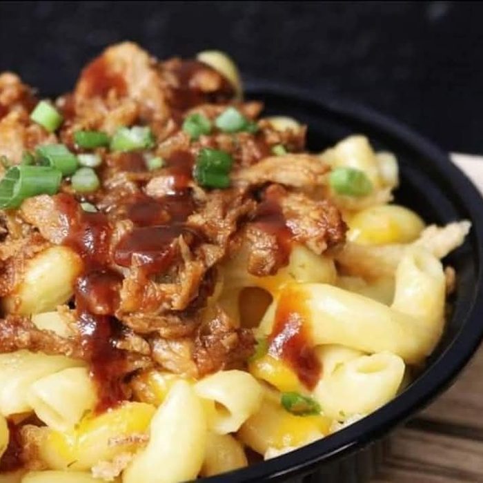 Mac & Cheese au porc effiloché · sauce BBQ maison, oignons verts · Restaurant Les 2 Frères, Saint-Jean-sur-Richelieu