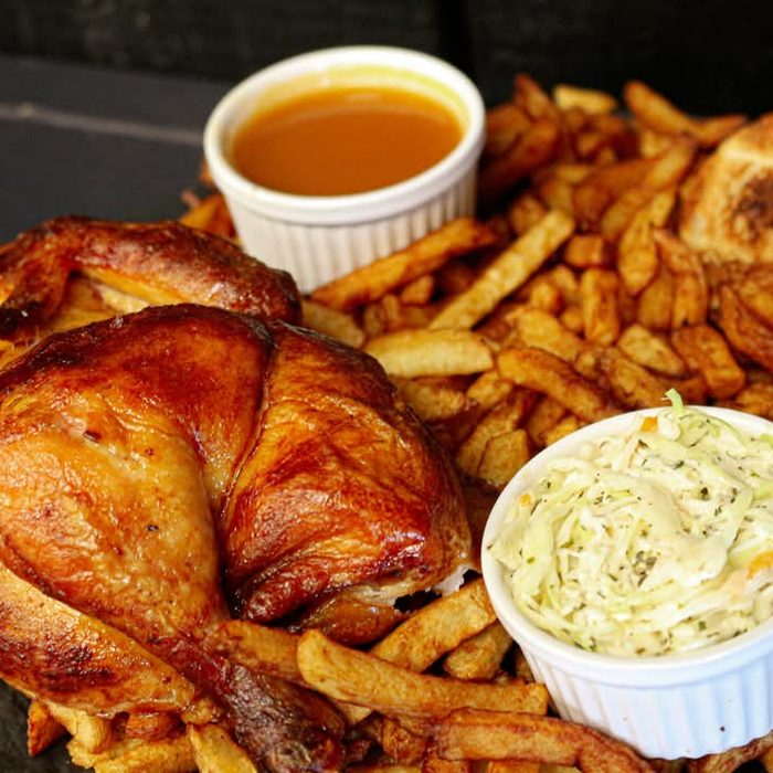 Quart de poulet frit BBQ · frites maison, coleslaw, sauce maison · Restaurant Les 2 Frères, Saint-Jean-sur-Richelieu
