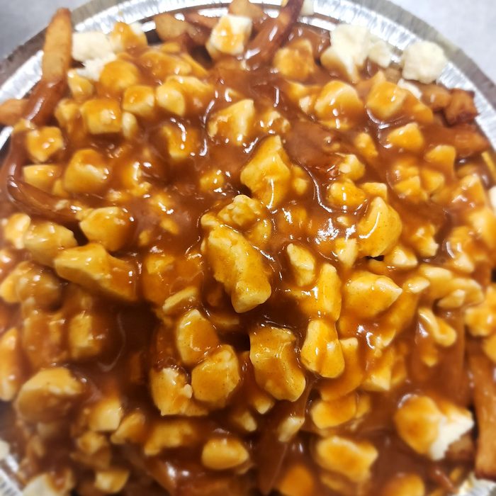 Poutine · frites maison, fromage en grain frais, sauce maison · Restaurant Les 2 Frères, Saint-Jean-sur-Richelieu