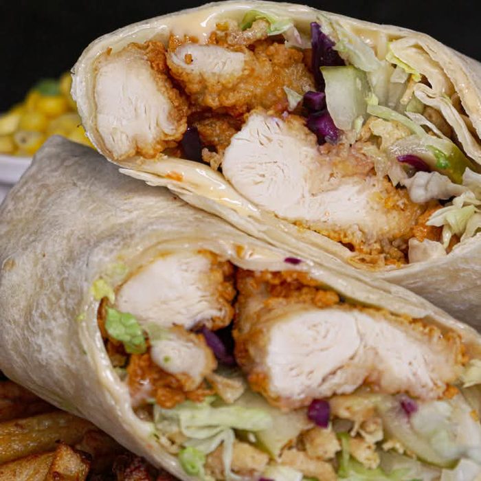 Wrap au poulet frit · sauce maison, chou rouge, salade croquante · Restaurant Les 2 Frères, Saint-Jean-sur-Richelieu